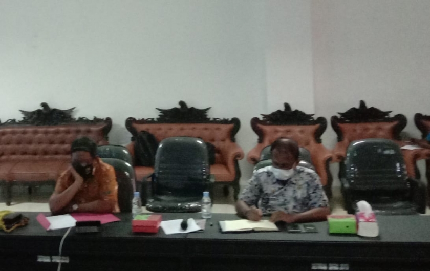 Sekda Kabupaten Manokwari, Aljabar Makatita menyampaikan surat instruksi Bupati ke lembaga perkreditan di gedung DPRD, Selasa (14/4).