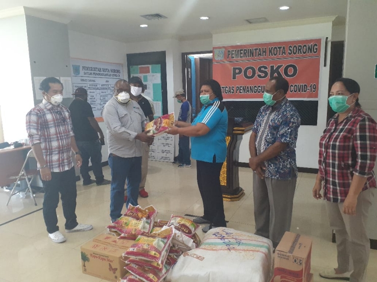 Penyerahan bantuan berupa baju pelindung dan sejumlah sembako  oleh PKFAS PT Freeport kepada Pemda Sorong (15/4)