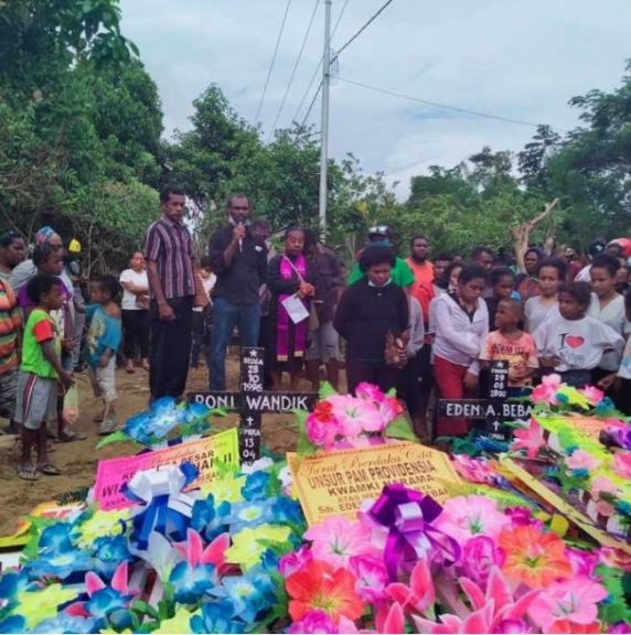 Pemakaman Eden dan Roni, Korban penembakan di MP 34 PT Freeport (13/4).