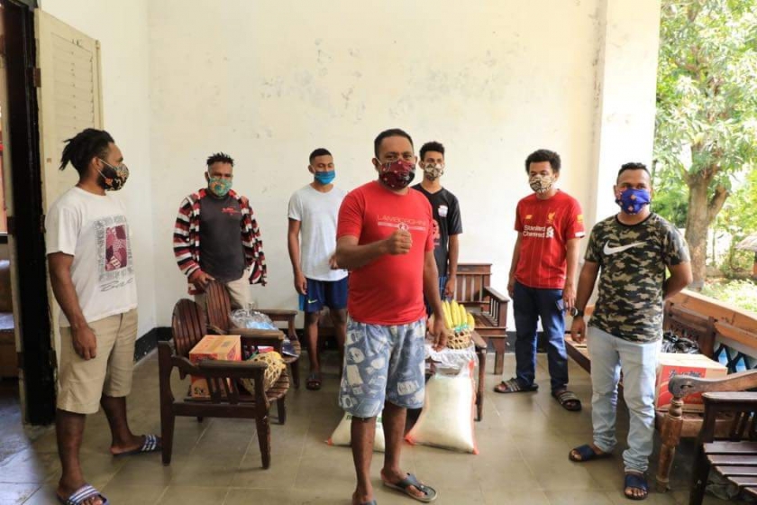 Mahasiswa Papua di Semarang usai menerima bantuan sembako dari Gubernur Jawa Tengah (15/4)