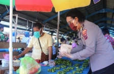 TNI/Polri dan Pemkab Biak Numfor bagikan makanan gratis kepada masyarakat di pasar impres, Kamis, 16 april 2020
