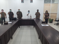 Senator Papua Barat Dr. Filep Wamafma (baju putih) gelar Pertemuan dengan Kanwil BPN Papua Barat (17/4/2020)