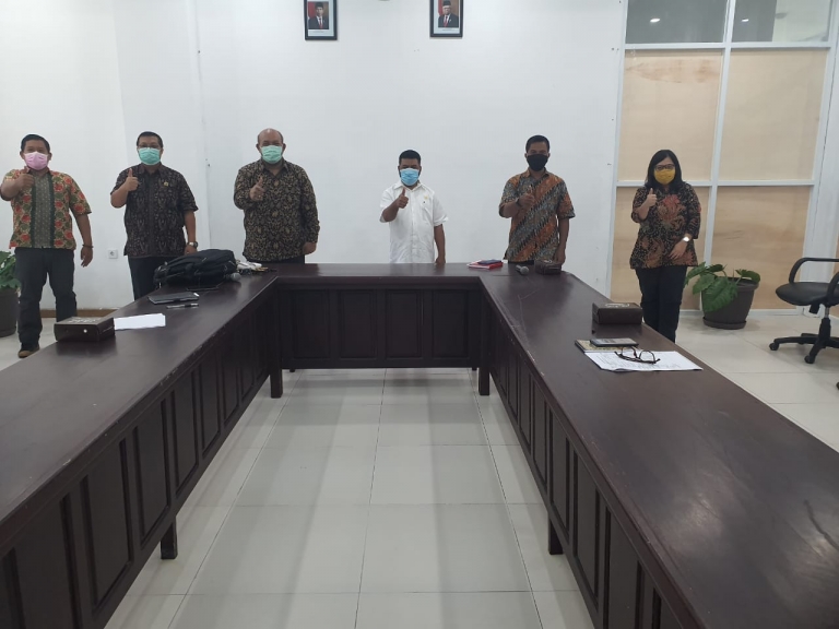 Senator Papua Barat Dr. Filep Wamafma (baju putih) gelar Pertemuan dengan Kanwil BPN Papua Barat (17/4/2020)