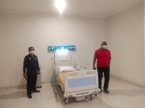 Gubernur Papua Barat Dominggus Mandacan didampingi Kepala Dinas Kesehatan Provinsi Papua Barat Otto Parorrongan saat melakukan pengecekan ruang isolasi.