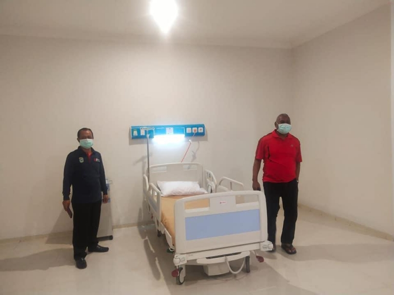 Gubernur Papua Barat Dominggus Mandacan didampingi Kepala Dinas Kesehatan Provinsi Papua Barat Otto Parorrongan saat melakukan pengecekan ruang isolasi.