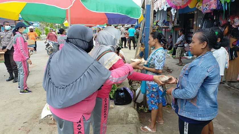 Tim Polres Kabupaten Supiori saat membagikan makanan di pasar Sorendiweri (18/4)