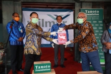 Mendagri Tito Karnavian menerima secara simbolis detergen handwash merek “Cheerose” dari grup Wilmar Indonesia (17/4)