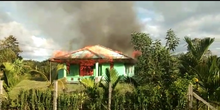Salah satu rumah yang terbakar akibat keributan oknum warga Kehiran dan warga Toware (19/4)