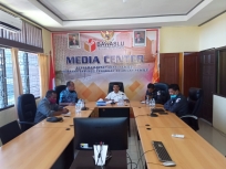 Pertemuan senator Dr. Filep Wamafma (tengah) bersama Bawaslu Papua Barat, Senin (20/4)