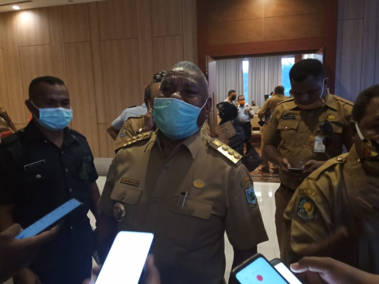 Gubernur Dominggus Mandacan saat di doorstop setelah pertemuan bersama tiga bupati di Manokwari Raya, Senin (20/4)