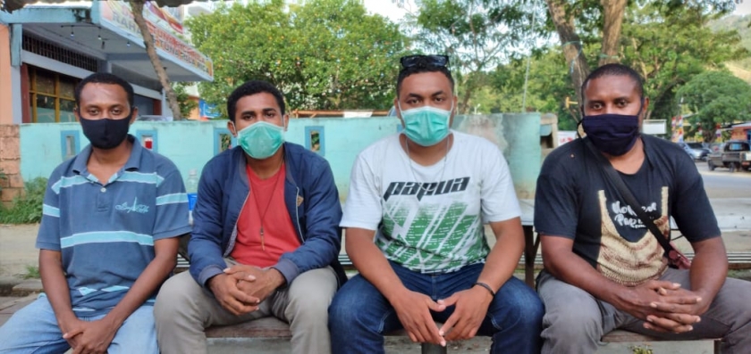 Ketua umum Pemuda Saireri Papua, Gifli Buinei (tengah dengan kacamata)