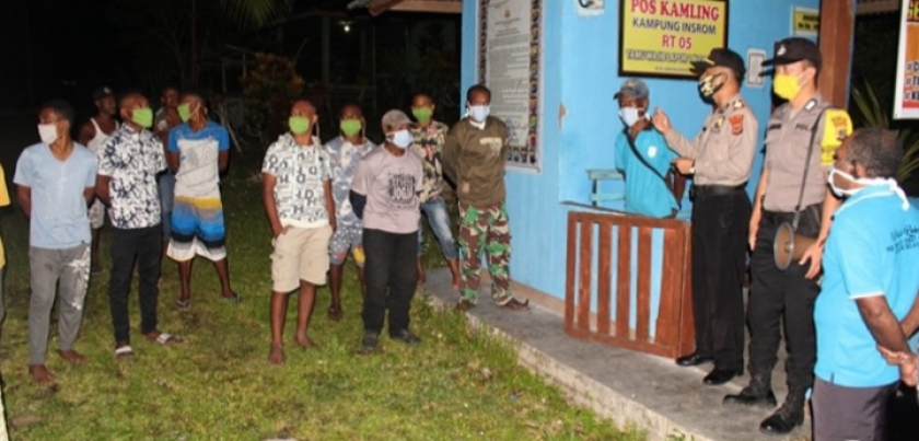 Sat Binmas Polres Biak lakukan pembagian masker pada Minggu, 19 april 2020.
