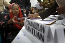 Gambar ilustrasi, seorang ibu mengambil dana Bantuan Langsung Tunai (cash transfers) di Kantor Pos.