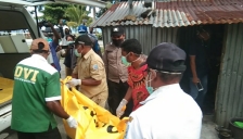 Tim forensik Rumah Sakit umum Biak saat mengevakuasi jenasah korban (21/4)