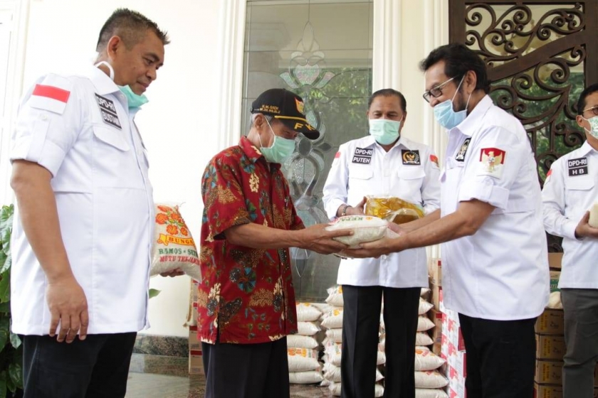 Yorrys Raweyai, ketua komite II DPD RI saat memberikan bantuan secara simbolis di Kecamatan Mampang Prapatan Kelurahan Tegal Parang, Jakarta Selatan, Sabtu (18/04).