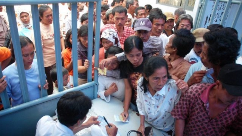 Ilustrasi; Antrean Pengambilan Bantuan langsung Tunai (foto: allettaadzanni.blogspot.com)