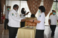 Serah terima jabatan Pelaksana Tugas Sekda, Rabu, 22 April 2020 oleh Bupati Sorong, Dr Johny Kamuru, SH. M.Si Kepada Kepala BPKAD, Ari Wijayanti, SE, M.M 