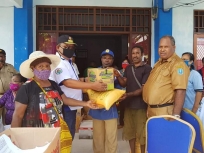 Penyerahan Sembako oleh Plt Asisten 1 Setda Kabupaten Biak Numfor, Drs. Gabriel Judi Wanma, didampingi  oleh Plt. Lurah karang mulia, Pontius. Siep. S.IP, Selasa, 21 april 2020