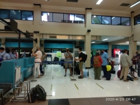 Sejumlah WNA saat berada di Bandara Sentani untuk pulang ke Negaranya masing-masing, Kamis 23 April 2020.