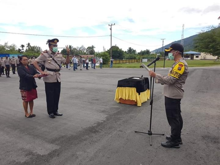 Iptu Hanny Salamena saat dikukuhkan KapolresTeluk Wondama pada Kamis, 23/4 