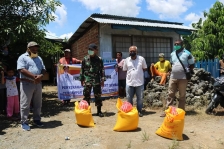 Penyerahan sembako dari Pemkab Sorong di Kantor Lurah Klabinain pada Kamis 23/04.