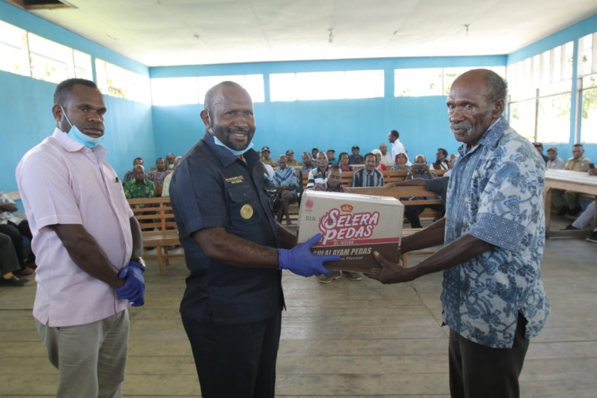 Bupati Mamberamo Tengah Ricky Ham Pagawak, SH,M.Si didampingi Ketua DPRD Hengky Dani Yikwa, SE menyerahkan bahan pokok secara simbolis kepada 14 Klasis wilayah Bogo di Klasis Kobakma, Kamis (23/4).