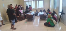 Jenazah Eden Armando Bebari (19) dan Ronny Wandik (21) didampingi keluarga saat masih di RSUD Timika. (Foto : IST)