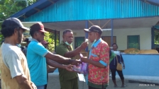 Kepala kampung inof, Mikael Ronsumbre memberikan sembako secara simbolis kepada salah satu warga kampung inof pada 24 April 2020. 