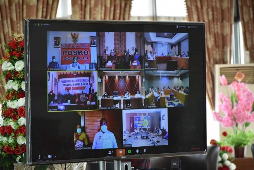 Bupati Sorong Dr. Johny Kamuru, S.H., M.Si saat melakukan koordinasi dengan Gubernur Papua Barat pada Jumat 24 April 2020 melalui video conference.