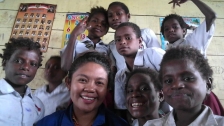 Diana Da Costa bersama murid di Papua. (foto: liputan6.com)