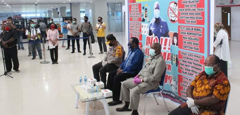 Secara simbolis gubernur Papua Barat Dominggus Mandacan menyerahkan paket sembako di Kota Sorong Papua Barat, Sabtu (25/4)