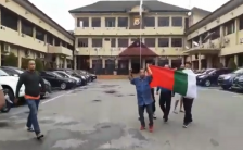 Warga ambon yang juga pengikut organisasi makar RMS membentangkan bendera RMS pada 25/4/2020 (Foto: ist)