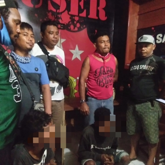 Terduga begal berinisial LR (23 tahun) dan JK (18 tahun) ditangkap Polres Manokwari pada 23/4/2020.