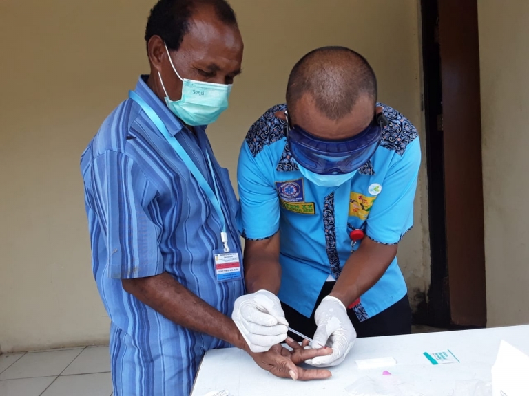 wakil juru bicara Satgas Covid-19 Papua, dr. Aaron Rumainum, M.Kes (Kanan)