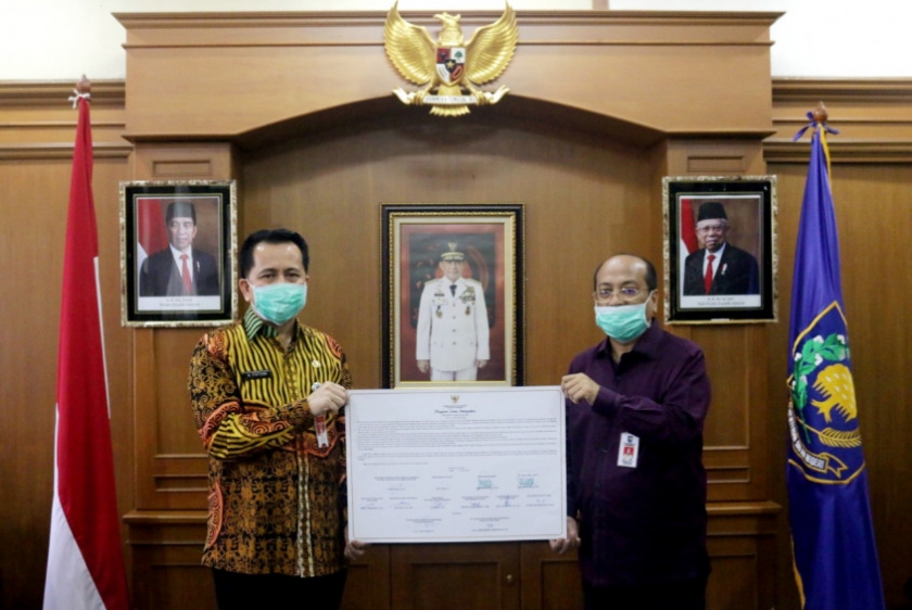 Pelaksana Tugas Kepala BPP Kemendagri, Dr. Drs. Agus Fatoni, M.Si saat menandatangani piagam ZI di lingkup BPP Kemendagri, Kamis (23/4/2020).
