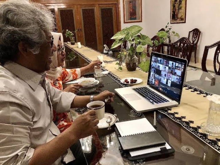 Dubes Iwan Amri didampingi Ibu Rita Amri dan 230 mahasiwa Indonesia di Pakistan melakukan buka bersama virtual pada Sabtu (25/04/2020)