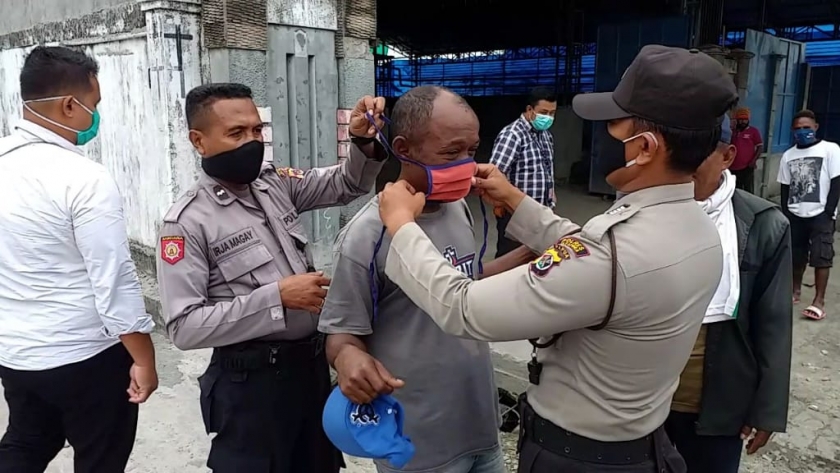  Kapolsek Kawasan Bandara Sentani Iptu Ihaka M. Imoliana, SH bersama anggotanya melaksanakan sosialisasi mencegah penyebaran wabah Virus Corona sekaligus membagikan masker bagi warga di sekitar areal cargo Bandara Sentani pada Senin 27/4/2020