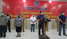 Ketua Gugus Tugas Covid-19 Biak Numfor, Papua, Hery Ario Naap secara resmi umumkan hasil sampel swab yang terkonfirmasi positif virus corona atau Covid-19 pada  Senin (27/8)