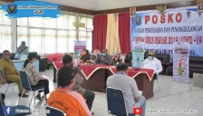 Bupati Sorong Dr. Johny Kamuru, S.H., M.Si melakukan rapat bersama dengan satgas Covid-19 pada Selasa 28/4 membahas perkembangan terakhir Covid-19 di Kabupaten Sorong.