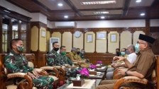 Plt Gubernur Aceh, Nova Iriansyah, menerima kunjungan silaturahmi Pangdam iskandar muda yang baru, Mayjen TNI Hassanudin, Selasa (28/4/2020). (Foto: doc humas pemda Aceh)
