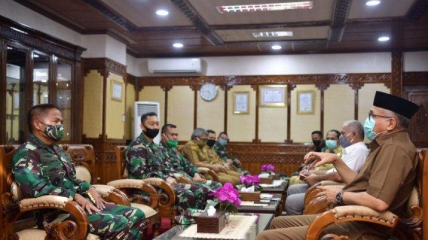 Plt Gubernur Aceh, Nova Iriansyah, menerima kunjungan silaturahmi Pangdam iskandar muda yang baru, Mayjen TNI Hassanudin, Selasa (28/4/2020). (Foto: doc humas pemda Aceh)
