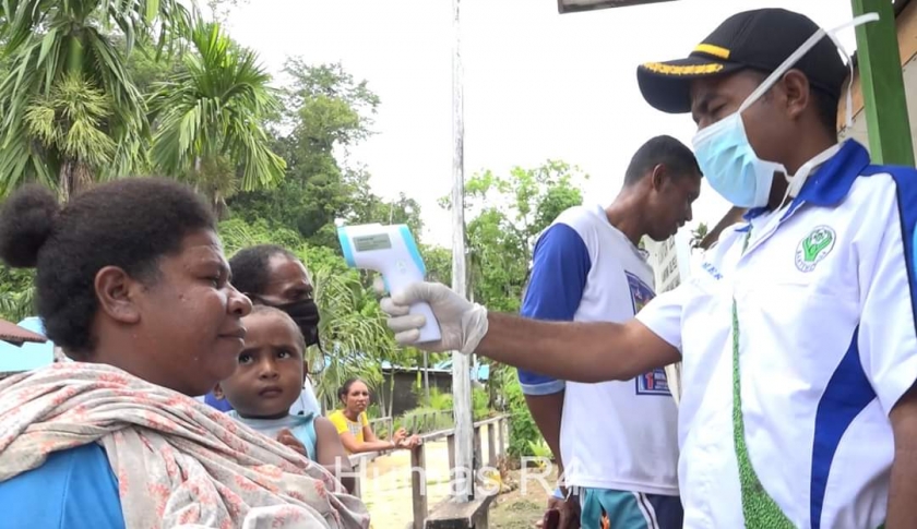 Satgas Covid-19 Raja Ampat saat melakukan pengukuran suhu pada warga di Kampung Selpele Distrik Waigeo Barat, pada Selasa 28/4/2020.
