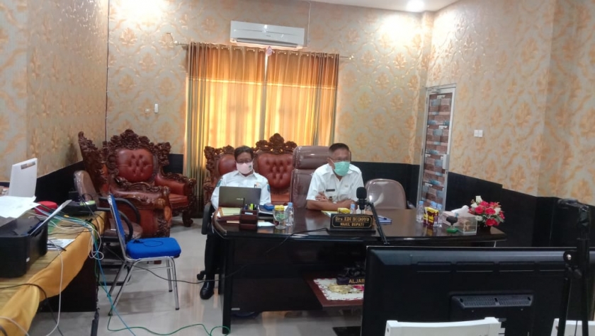 Wakil bupati Manokwari, Edi Budoyo mengikuti Musrembang Provinsi Papua Barat melalui video conference, Rabu (29/4)