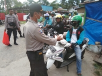 Binmas Polres Teluk Wondama bagikan makanan kepada tukang ojek dan masyarakat yang terdampak Covid-19, Senin (27/4)