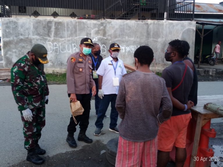 Kapolsek Sentani Kota AKP Lintong Simanjuntak, SH dan tim saat berada di wilayah jalan Sentani yang memasang portal. (29/4/2020)