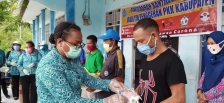 ketua TP PKK Kabupaten Biak Numfor, Naomi Ruth membagikan sembako dan masker secara simbolis pada Selasa, 28/4/2020. 