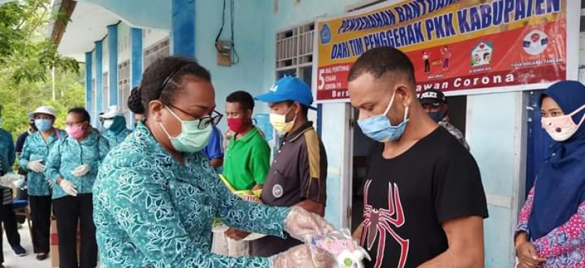 ketua TP PKK Kabupaten Biak Numfor, Naomi Ruth membagikan sembako dan masker secara simbolis pada Selasa, 28/4/2020. 
