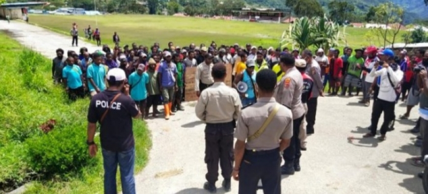 Masyarakat yang ingin bertemu Polres Tolikara akibat tidak terima ada salah satu keluarganya yang dituduh positif Corona, pada Selasa, 28 april 2020.