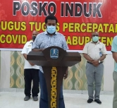 Bupati kabupaten Biak Numfor, Herry Aryo Naap, S.Si.,M.Pd saat melakukan konferensi pers pada kamis, 30/4/2020