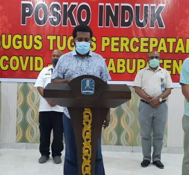 Bupati kabupaten Biak Numfor, Herry Aryo Naap, S.Si.,M.Pd saat melakukan konferensi pers pada kamis, 30/4/2020